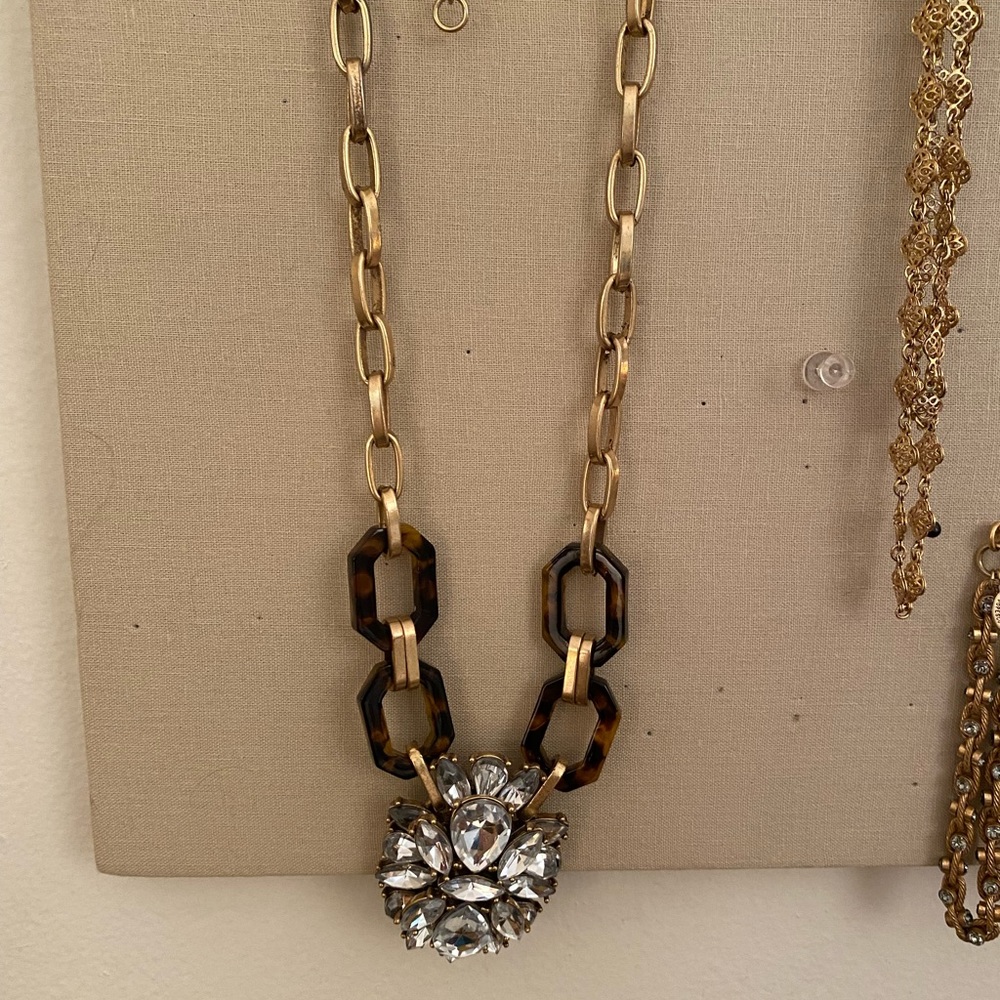 J. Crew tortoiseshell and crystal Pendant necklace, gold tone chain, STUNNING! - Picture 4 of 4